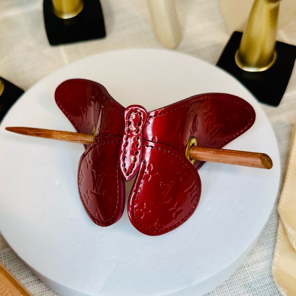 EUC Rare Louis Vuitton Burgundy Monogram Vernis Conte de Fees Butterfly Hair Pin - Picture 5 of 17